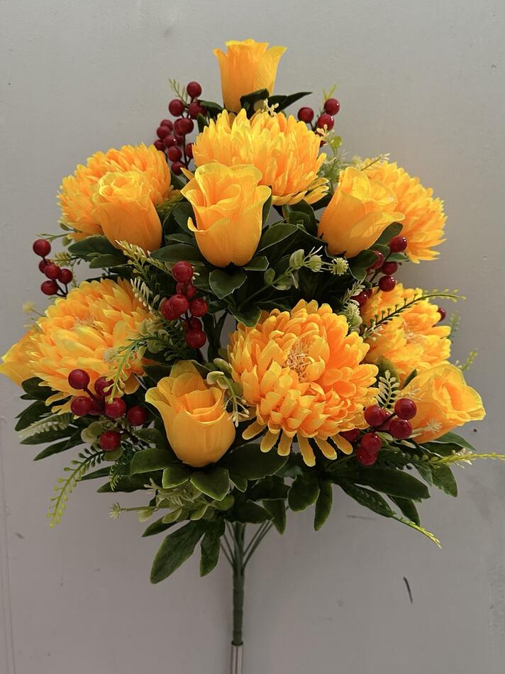 Хризантема натуральная с бутоном и с ягодой