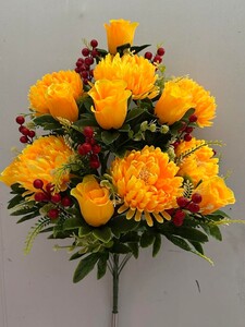 Хризантема натуральная с бутоном и с ягодой